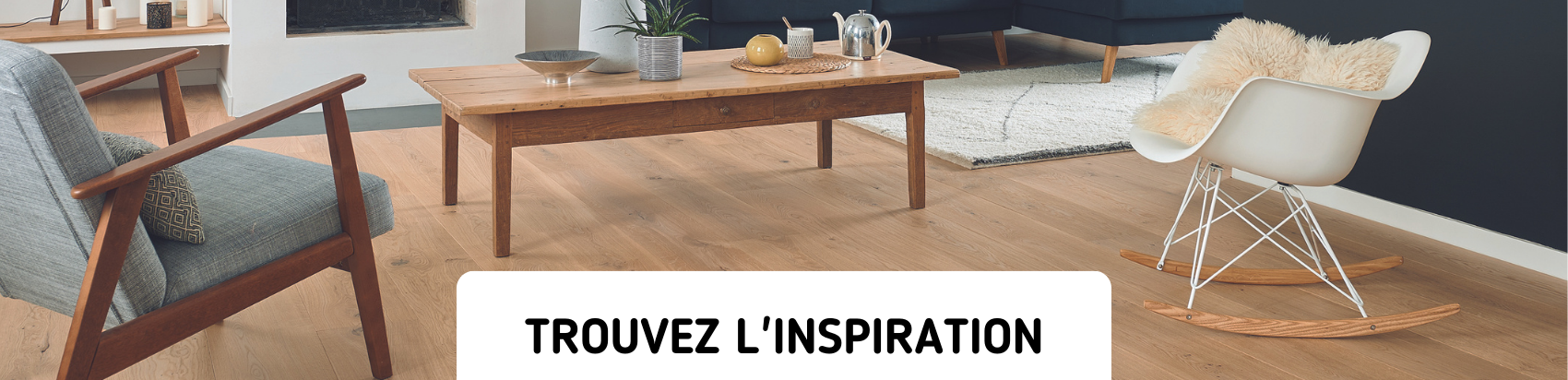Photo d'ambiance d'un salon. Parquet clair, une table en bois, une chaise blanche à gauche et une autre grise à droite. L'image a pour intitulé "Trouvez l'inspiration"